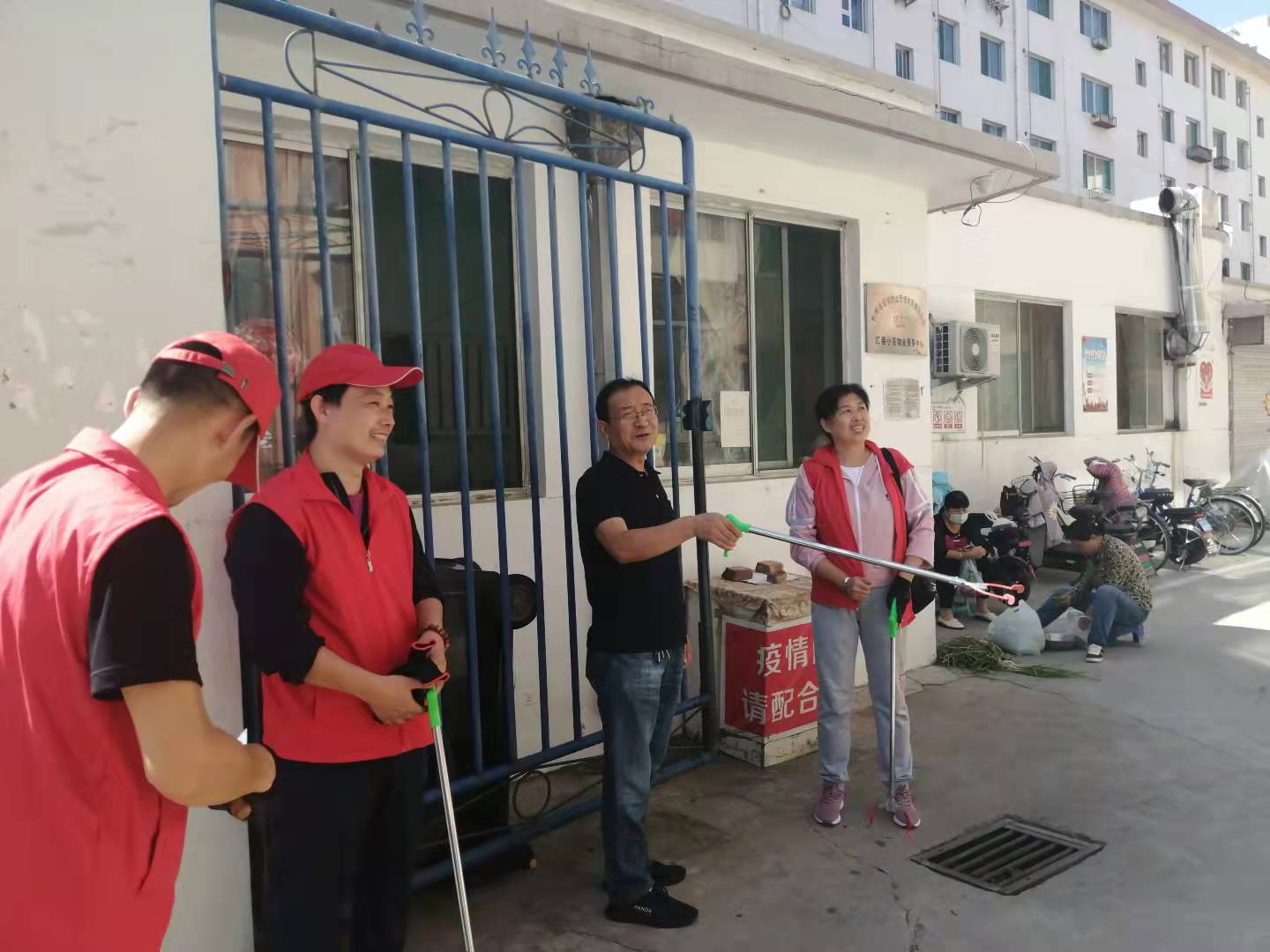01-9月9日黨委委員、財務(wù)總監(jiān)辛建人在匯春小區(qū)檢查指導(dǎo)志愿者服務(wù).jpg